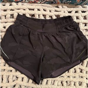 Lululemon Hotty Hot Low Rise Shorts 4” Size 6